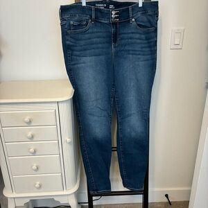 Torrid jegging Skinny Jeans. Size 18 tall. EUC. 3 button and zipper closure.